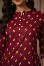 Close-up geometric print and neckline