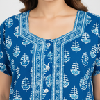 Close-up neckline
