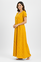 Three-quarter side pose